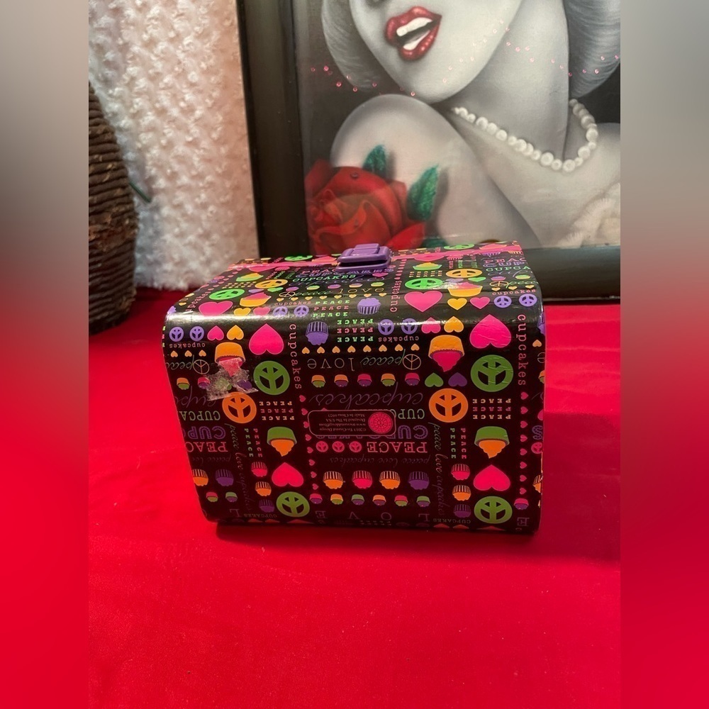 ⭐️PREVIOUSLY OWNED LOOKS NEW PEACE SIGN LITTLE LUNCH BOX PURPLE W. MANY … - Picture 9 of 10